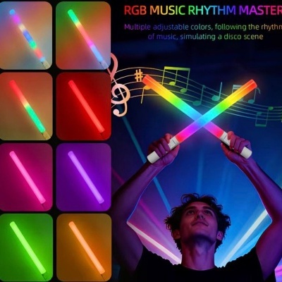 Bengalas luminosas RGB de múltiplas cores ajustáveis simulando uma cena de discoteca