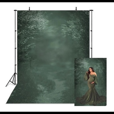 Cenário fotográfico verde com padrão de árvores e folhas num suporte preto.