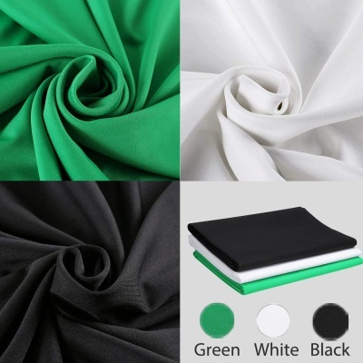 Tecido em malha nas cores verde, branco e preto com textura suave e etiquetas coloridas.