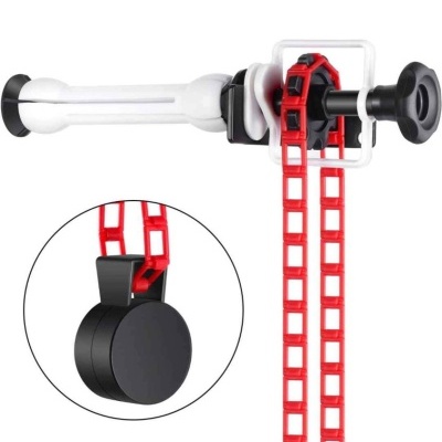Dispositivo de medição ou posicionamento branco e preto com cadeias vermelhas e roldana preta em fundo branco