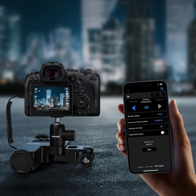 Câmara digital montada em tripé motorizado e smartphone com app de controle.