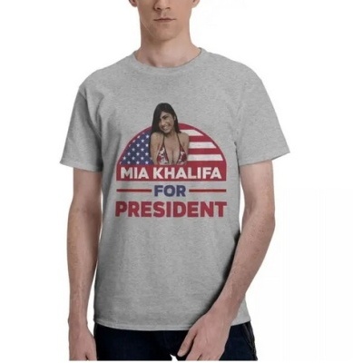 Camiseta cinza com print de mulher e texto Mia Khalifa for President