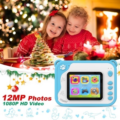 Câmara digital infantil azul com ecrã colorido e texto promocional, decorada em ambiente natalício com crianças