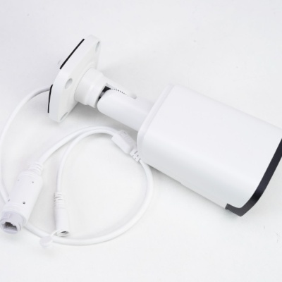 Câmara de segurança branca com cabos e suporte ajustável sobre fundo branco