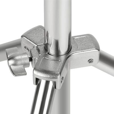 Suporte metálico prateado com peça de fixação e parafuso