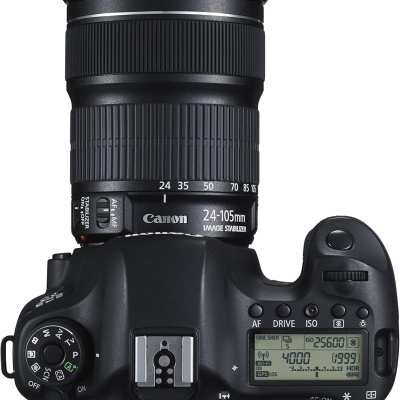 Câmara digital Canon com lente 24-105mm vista de cima mostrando o visor e botões.