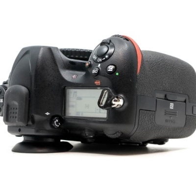 Câmara fotográfica reflex digital preta com ecrã LCD e botão giratório