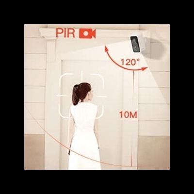 Mulher de costas em corredor com câmara de segurança preta numa porta branca e texto PIR