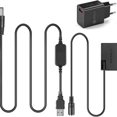 Carregador preto com cabo USB e adaptador num fundo branco