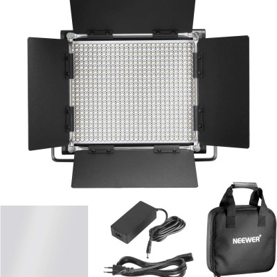 Painel LED preto com abas, adaptador de energia, cabo, filtro difusor branco e bolsa NEEWER preta