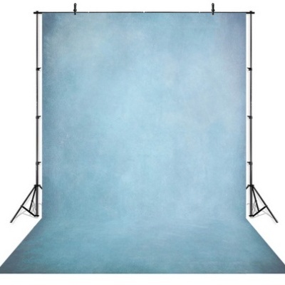 fundo fotográfico azul claro em suporte metálico preto