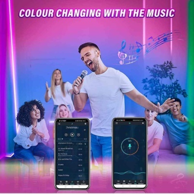 Pessoa a cantar com microfone e dois smartphones a mostrar apps de música num ambiente colorido