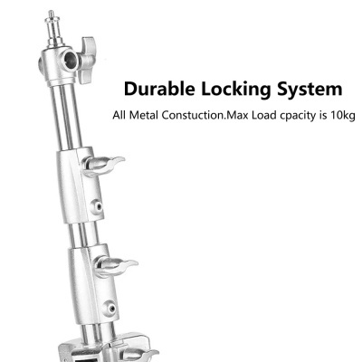 Suporte metálico prateado com sistema de bloqueio e texto informativo