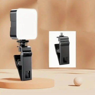 Luz LED quadrada branca com suporte preto de clip ajustável num cenário bege