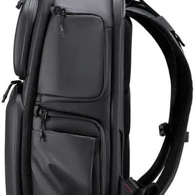 Mochila preta com vários bolsos externos e alças acolchoadas