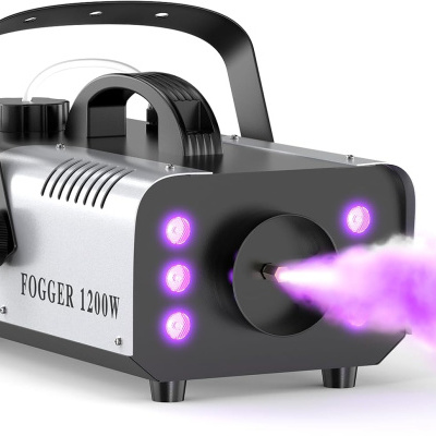 Máquina de fogos FOGGER 1200W a emitir fumo roxo com comando remoto