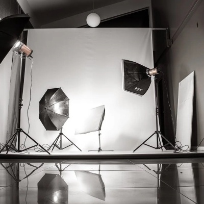 Estúdio fotográfico com equipamento de iluminação e fundo branco