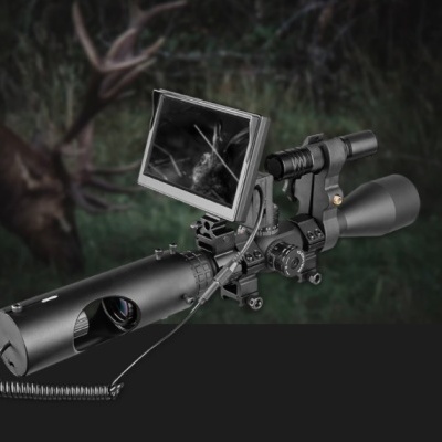 Dispositivo óptico preto com luneta e ecrã LCD em fundo escuro com cervo