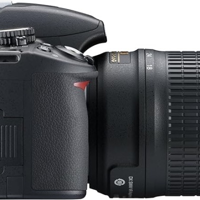 Câmara fotográfica digital reflex preta com lente adjacente em fundo branco