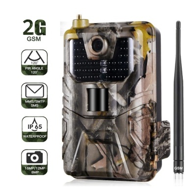 Câmara de vigilância camuflada com antena e painéis solares