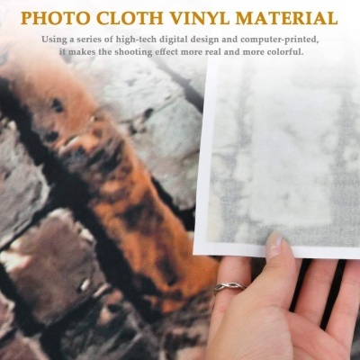 Folha de material vinílico para fotos com fundo de tijolos, segurada por uma mão