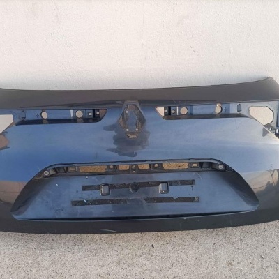 Porta traseira azul escura metálica de carro Renault contra parede branca