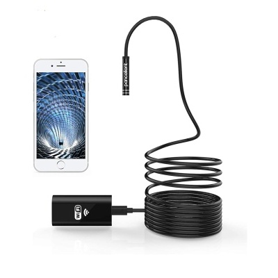 Endoscópio preto com cabo em espiral e smartphone branco com imagem na tela