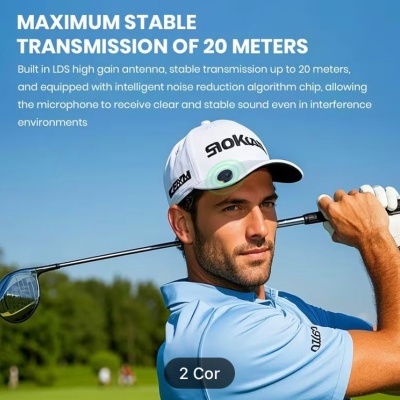 Homem a jogar golfe com boné branco e camisa azul clara num campo verde sob céu azul