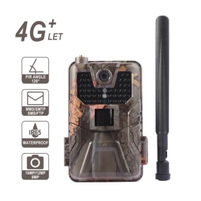 Câmara de vigilância camuflada com antena preta e especificações técnicas ao lado