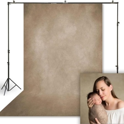 Fundo fotográfico bege com suporte preto em estúdio