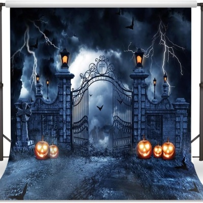 Pano de fundo fotográfico com portão gótico, abóboras iluminadas e céu de trovoada