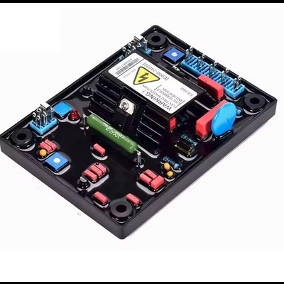 Placa eletrónica preta com vários componentes e etiqueta de aviso.