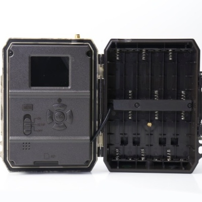 Caixa de segurança preta para câmeras com visor e compartimento para pilhas aberto