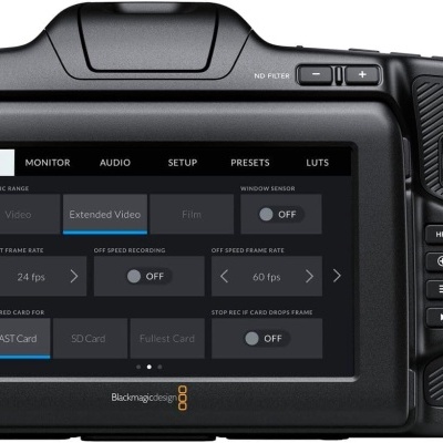Parte traseira de câmara digital Blackmagic Design com ecrã e botões