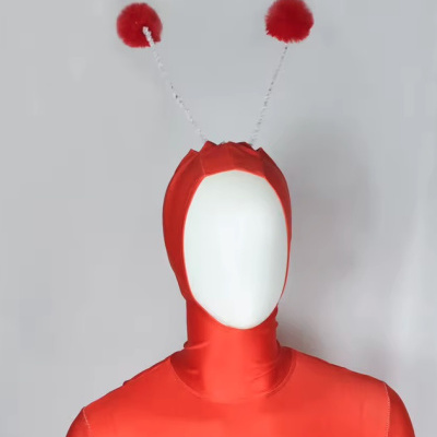 Fato vermelho com capuz e antenas de pompons vermelhos