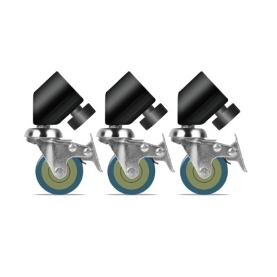 Três rodas giratórias metálicas com pneus azul-esverdeados em fundo branco