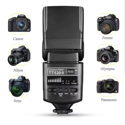 Flash de câmera TT520 II preto com visor digital e botões, rodeado por câmeras Canon, Pentax, Nikon, Olympus, Sony e Panasonic.
