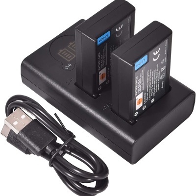 Carregador preto com baterias de íon de lítio e cabo USB