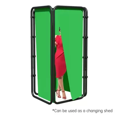 Tenda verde para mudança com estrutura preta, mulher vestida de vermelho dentro.