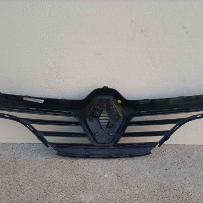 Grelha frontal preta de automóvel com emblema central