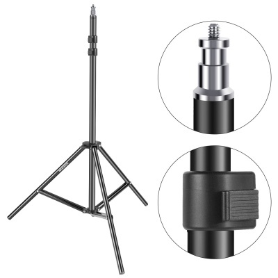 Tripé de iluminação metálico preto com pernas ajustáveis e detalhes de trava e rosca