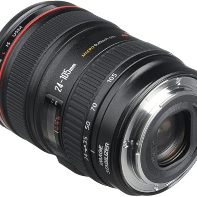 Objetiva Canon 24-105mm preta com anel vermelho e marcações em branco e amarelo