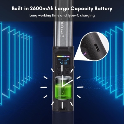 Dispositivo electrónico preto com indicador de bateria verde e porta USB tipo C.