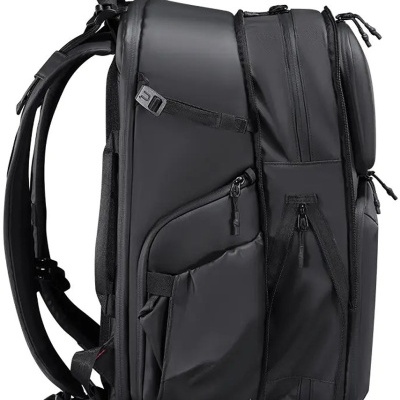 Mochila preta com vários bolsos e alças acolchoadas