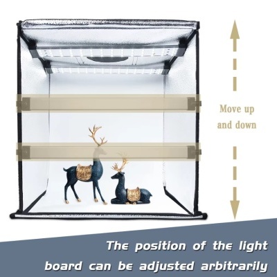 Estrutura transparente quadrada com dois veados e texto em inglês sobre ajuste da posição da luz
