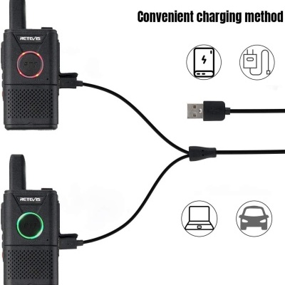 Dois rádios comunicadores pretos RETEVIS com botões iluminados e cabos USB de carregamento