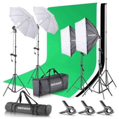 Conjunto de equipamentos de iluminação fotográfica com sombrinhas, softboxes, tripés, malas e acessórios, fundo verde e branco.