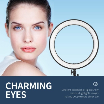 Anel de luz LED branco ao lado de rosto de mulher com olhos azuis sobre fundo azul com texto