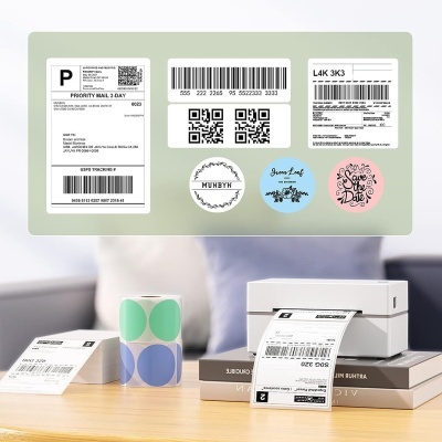 Etiqueta autocolante impressa com código de barras e QR junto a rolos de etiquetas coloridas e impressora sobre mesa