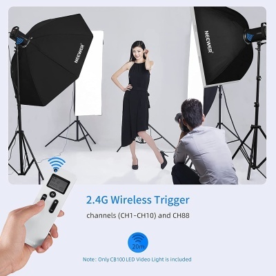 Dispositivo emissor wireless trigger branco com ecrã em estúdio fotográfico com softboxes NEWER